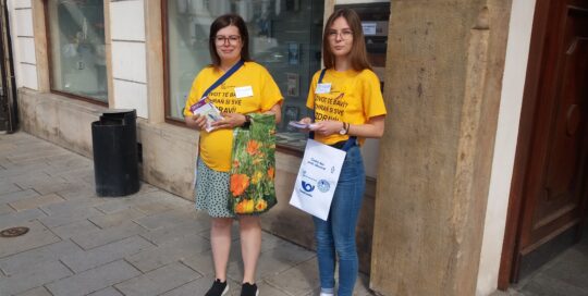 Dobrovolníci před centrem Olomouc